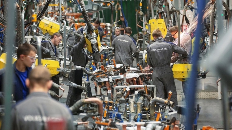 vw-factory-workers-1200x628.jpg