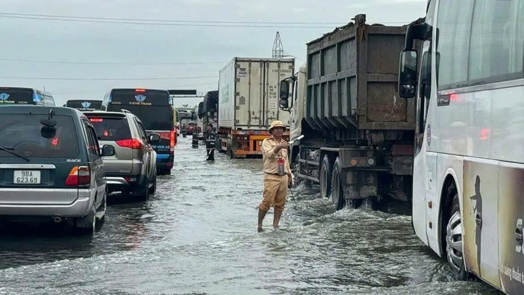 Nước ngập, Cao tốc Pháp Vân - Cầu Giẽ cấm ôtô dưới 10 chỗ