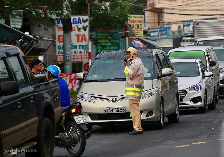 Cao tốc Long Thành kẹt xe, lượng xe đổ về khiến phà Cát Lái ùn tắc 3 km