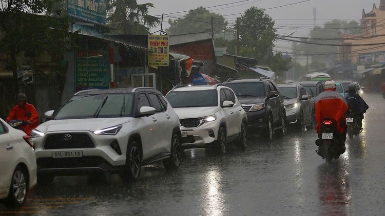 Cao tốc Long Thành kẹt xe, lượng xe đổ về khiến phà Cát Lái ùn tắc 3 km