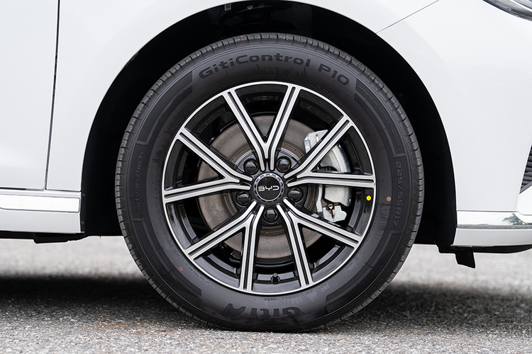 BYD-M6-Front-Wheels.jpg