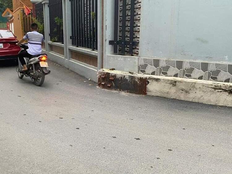 Cách bảo vệ tường nhà kiểu này quá tàn ác, xe náo cọ vào là thay vỏ