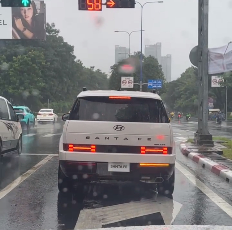 Oser thẳng tay nhận xét về Hyundai Santa Fe 2025: "Ai cũng chê xấu, giảm 100 triệu thấy nó đẹp ngay" Oser thẳng tay nhận xét về Hyundai Santa Fe 2025: "Ai cũng chê xấu, giảm 100 triệu thấy nó đẹp ngay"