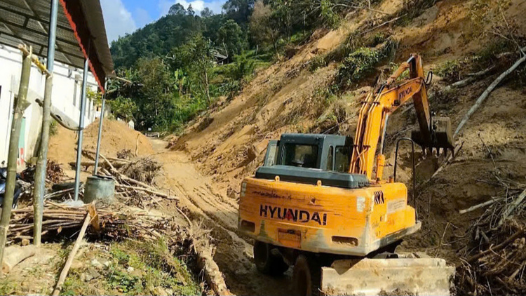 Nhiều tuyến quốc lộ tiếp tục ách tắc vì sạt lở sau bão