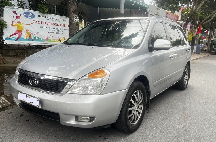 kia carnival 2010-.jpg