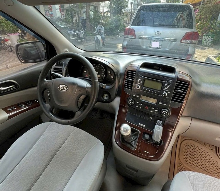 Kia carnival 2010.jpg