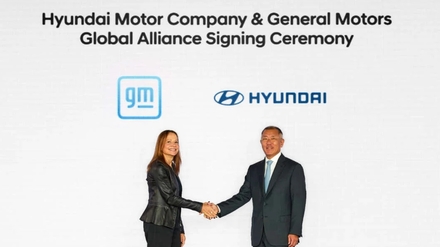 Hyundai-and-GM-partnership-signing-3-1260x659.jpg