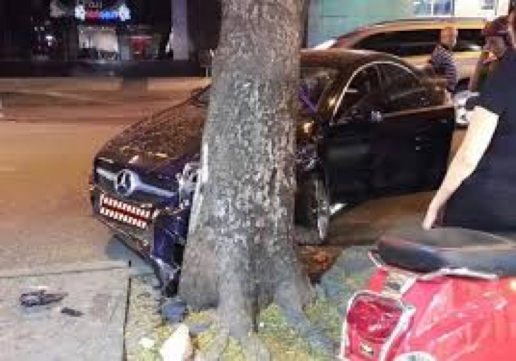 bán tải gặp nạn, rất may không phải thánh. bán tải gặp nạn, rất may không phải thánh.