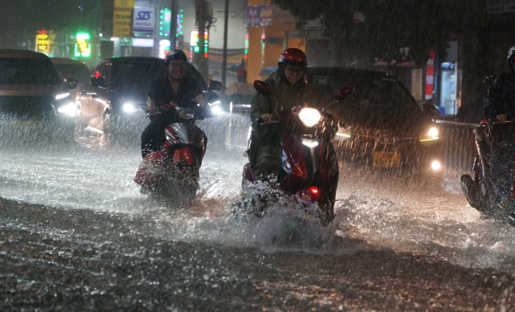 TP.HCM mưa lớn giờ tan tầm: Người dân khổ sở vì đường ngập nước, kẹt xe