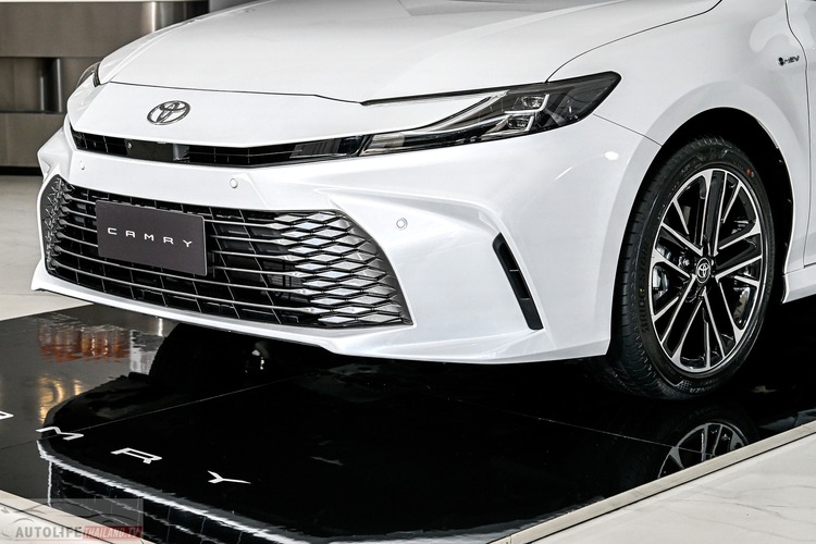 Toyota Camry HEV 15.jpg