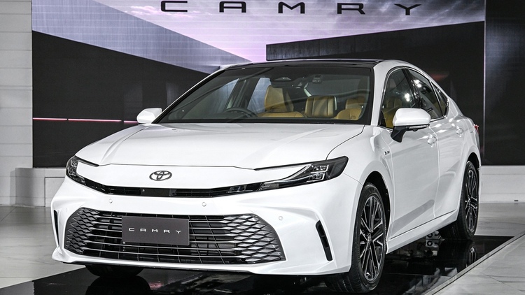 Phân vân CX-8 pre và Camry 2.5 Hybrid sắp ra,nên mua xe nào?