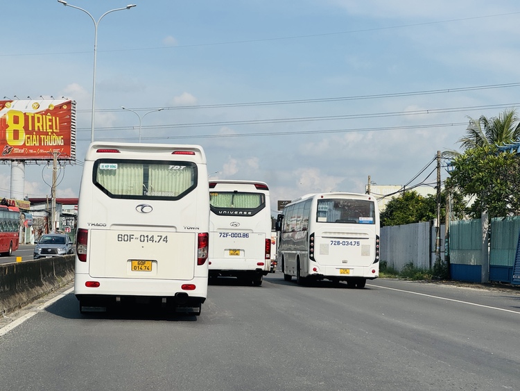 Xe tải vượt ẩu làn dừng khẩn cấp, ép 2 xe khác gây nguy hiểm trên cao tốc Trung Lương