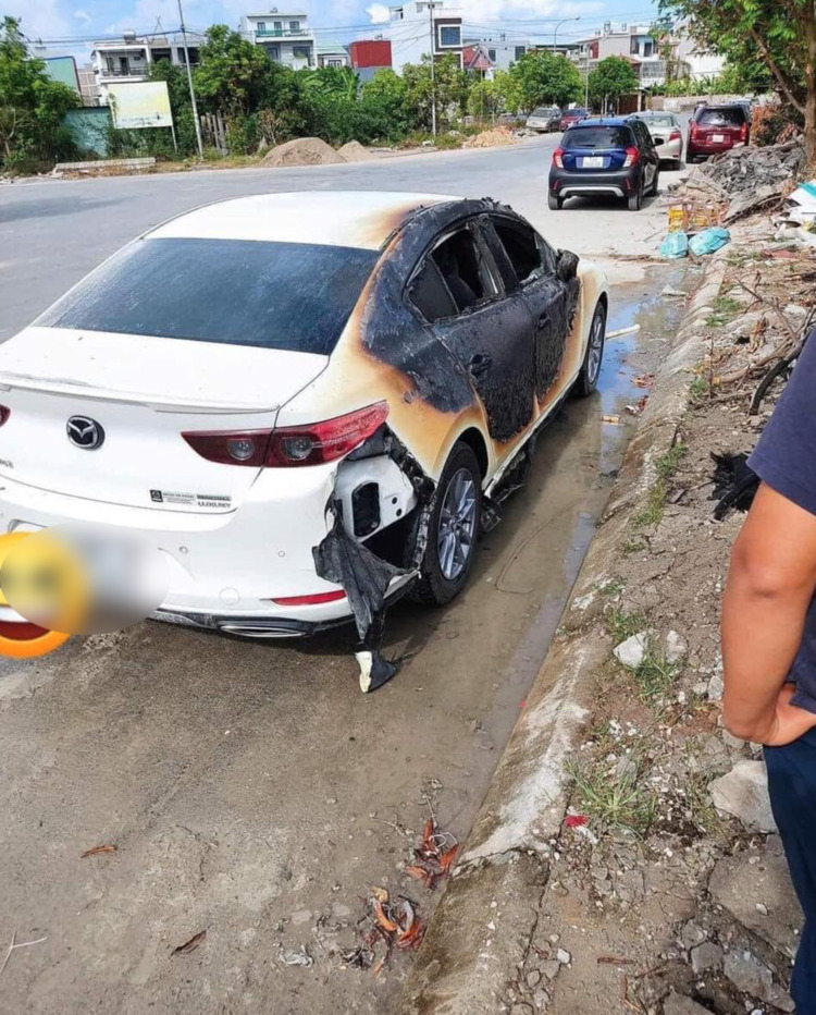 Người đàn ông tâm thần đốt rác bên đường làm cháy ô tô: Có đòi được tiền bồi thường?