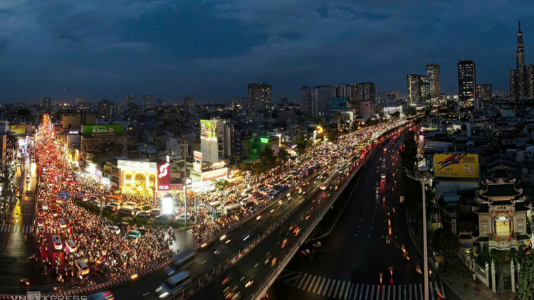 Kẹt xe bùng phát quanh ngã tư Hàng Xanh