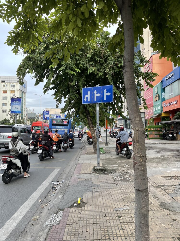 Cộng Hòa rẽ phải vào Út Tịch, xe con bị phạt lỗi gì? Cộng Hòa rẽ phải vào Út Tịch, xe con bị phạt lỗi gì?