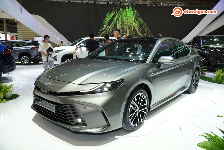 Xem chi tiết loạt trang bị "xịn" trên Toyota Camry 2025 bản Hybrid có giá 1,5 tỷ đồng tại Việt Nam