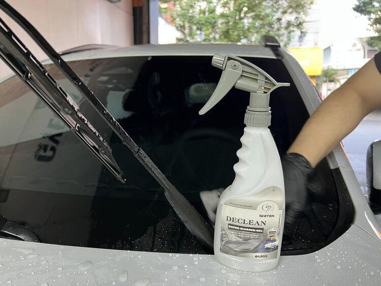 Xe mới trong hãng nhưng khoang máy có tổ mối Xe mới trong hãng nhưng khoang máy có tổ mối