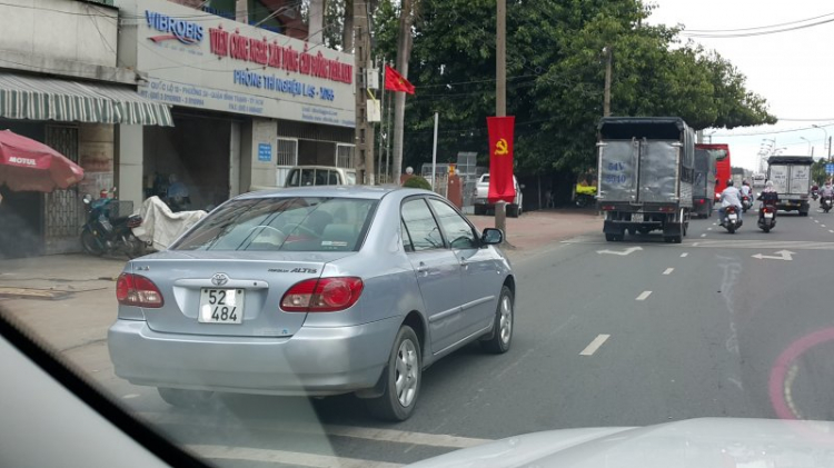 Xe để nón Công An ngay kính lái (và kính sau) là sao ?