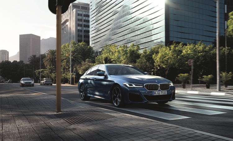 BMW 530i M Sport 100% truoc ba.jpg