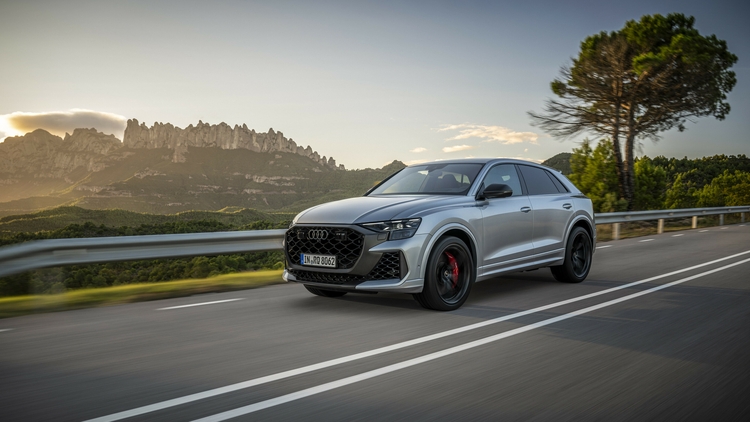 Ngắm vẻ đẹp Audi RS Q8 Performance với mặt trời lơ lửng trên vùng Địa Trung Hải