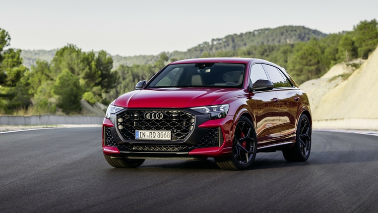 Ngắm vẻ đẹp Audi RS Q8 Performance với mặt trời lơ lửng trên vùng Địa Trung Hải