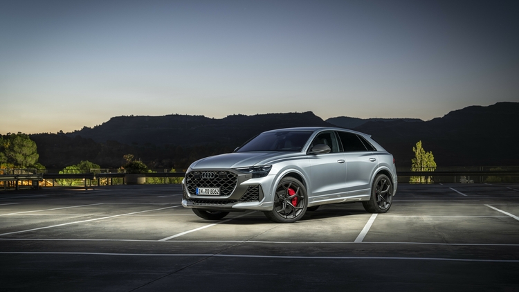 Ngắm vẻ đẹp Audi RS Q8 Performance với mặt trời lơ lửng trên vùng Địa Trung Hải