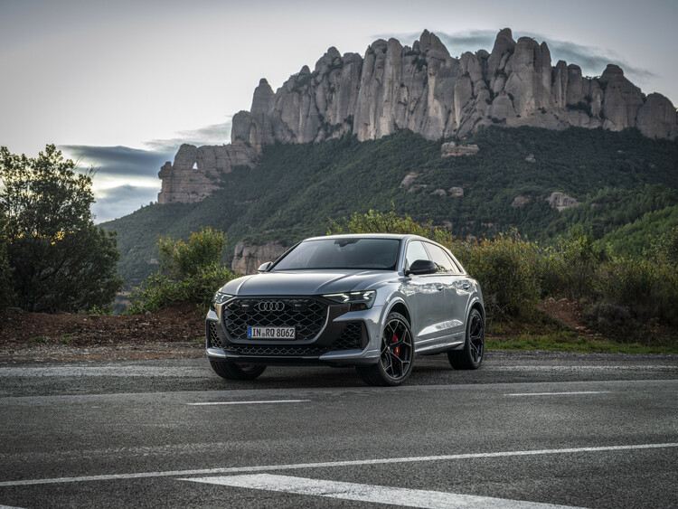 Ngắm vẻ đẹp Audi RS Q8 Performance với mặt trời lơ lửng trên vùng Địa Trung Hải