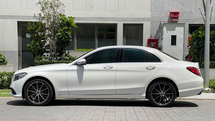 Xe Mercedes C200 Exclusive tiếng động cơ trong khoang cabin nghe lớn