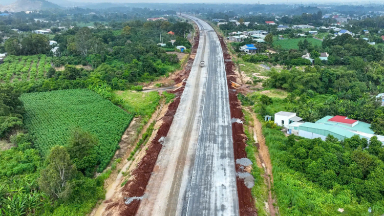 Cao tốc qua Bà Rịa - Vũng Tàu hoàn thành hơn một nửa, cuối tháng 11 thảm nhựa