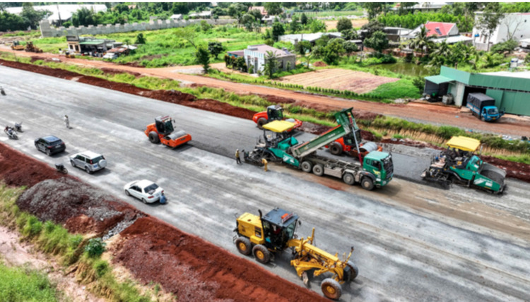 Cận cảnh thảm những mét bê tông nhựa đầu tiên trên cao tốc Biên Hòa - Vũng Tàu