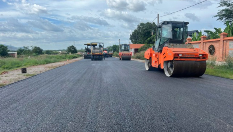 Cận cảnh thảm những mét bê tông nhựa đầu tiên trên cao tốc Biên Hòa - Vũng Tàu