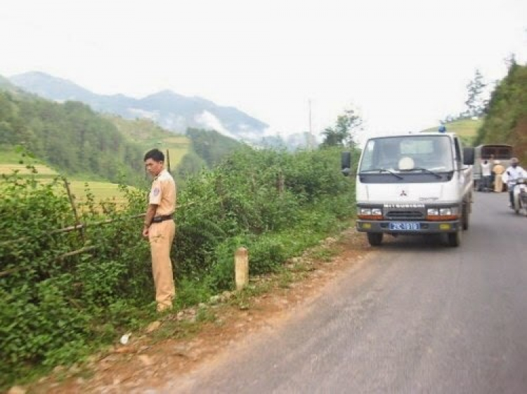 Dừng ôtô 'giải tỏa nỗi buồn' trên cao tốc hiện đại nhất Việt Nam Dừng ôtô 'giải tỏa nỗi buồn' trên cao tốc hiện đại nhất Việt Nam