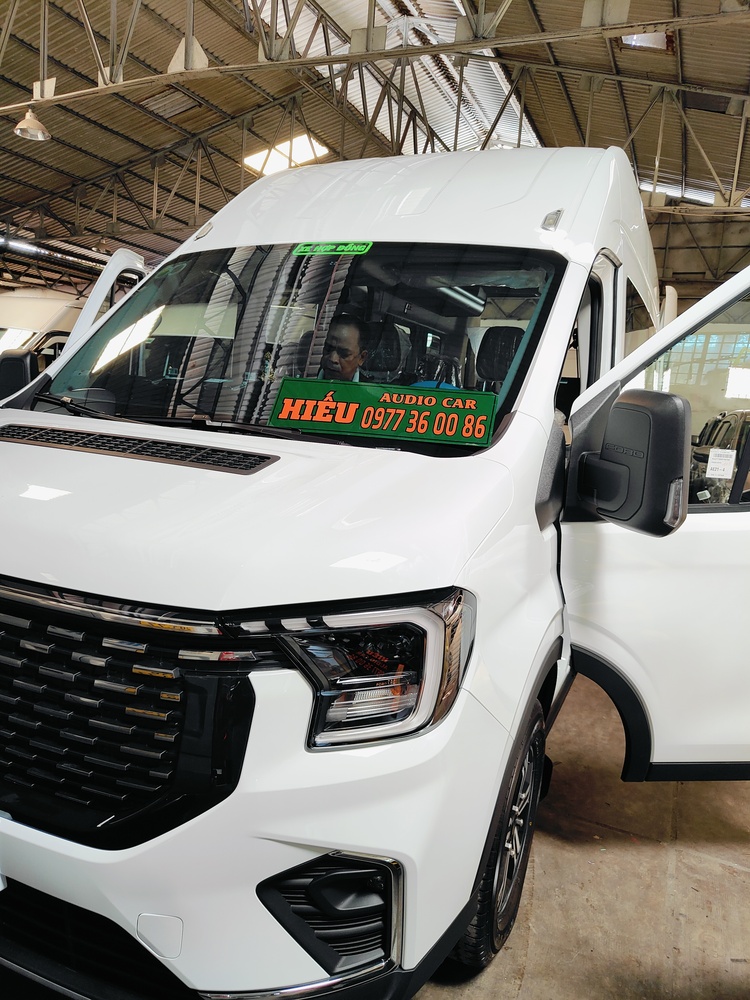 Đã xuất hiện Ford Transit 2025 độ loa đình đám.