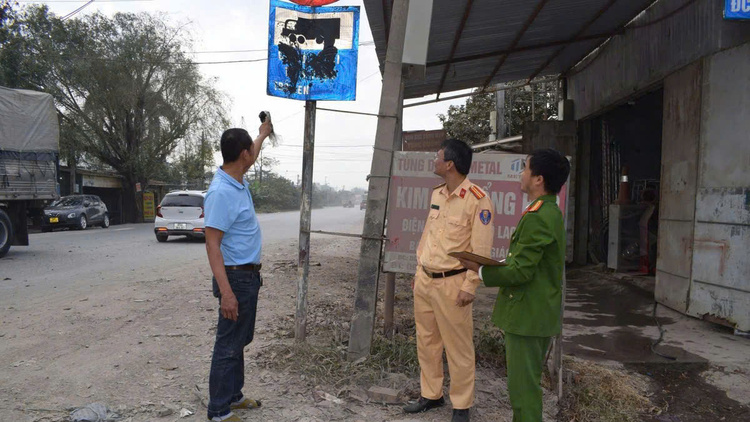 Tài xế bôi bẩn biển báo giao thông để lái xe vào đường cấm, công an vẫn phát hiện thủ phạm