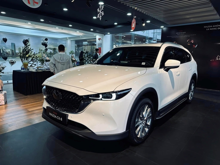 Ảnh thực tế Mazda CX-8 2025 tại đại lý, nhiều điểm nâng cấp như CX-5 facelift