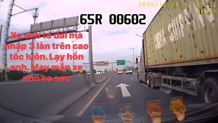 Xe container chuyển 1 lúc 3 làn như chốn không người, suýt báo hại ô tô phía sau