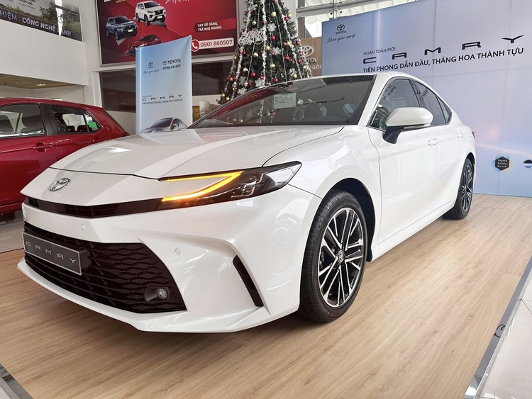 Toyota Camry 2025 dai ly 2.jpg