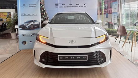 Toyota Camry 2025 dai ly 1.jpg