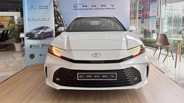 Toyota Camry 2025 dai ly 1.jpg