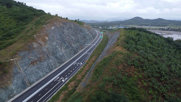 Tập đoàn Sơn Hải có văn bản đề nghị đưa vào khai thác 68 km cao tốc Vân Phong - Nha Trang trước ngày 10/1/2025.