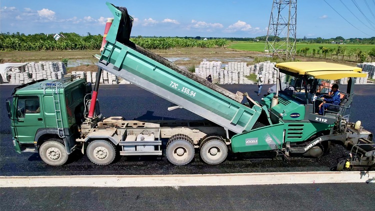 Cao tốc qua Bà Rịa - Vũng Tàu thảm được 13km nhựa