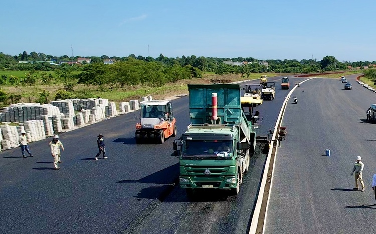 Cao tốc qua Bà Rịa - Vũng Tàu thảm được 13km nhựa