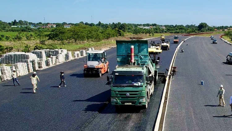 Cao tốc qua Bà Rịa - Vũng Tàu thảm được 13km nhựa