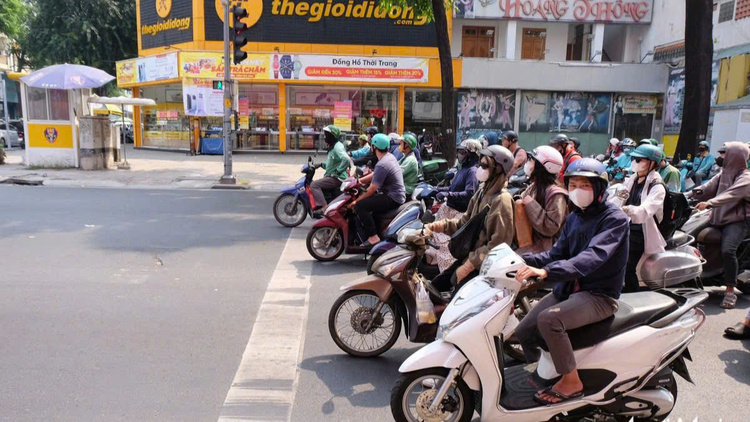 Chờ mấy lượt đèn đỏ chưa thoát khỏi ngã ba, nhiều người mong được rẽ phải khi đèn đỏ