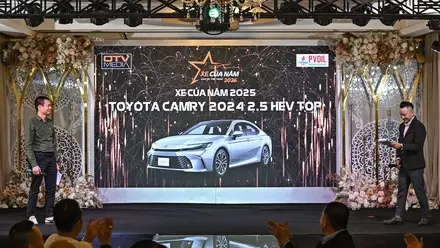 Toyota Camry 2025 chiến thắng danh hiệu XE CỦA NĂM 2025