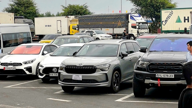 Skoda Kodiaq 2025 bất ngờ lăn bánh trên đường phố VN, giá đồn đoán 1,6 tỷ đồng