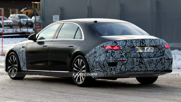 Mercedes S-Class facelift 2026 bị bắt gặp với lưới tản nhiệt siêu lớn và đèn chiếu sáng hình sao