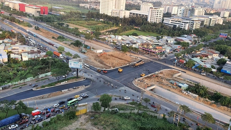 Nút giao Nguyễn Văn Linh - Nguyễn Hữu Thọ được trả lại lối đi sau gần một năm đóng