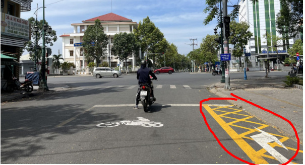 Không cho rẽ phải - được, cứ đứng đợi! Không cho rẽ phải - được, cứ đứng đợi!