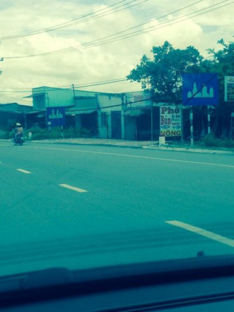 Khó đỡ cho biển báo này...!